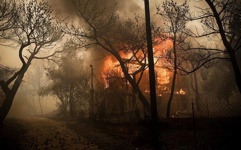 Πύρινη κόλαση: Καίγεται αυτοκίνητο στο 59ο χλμ προς Αθήνα- Δείτε εικόνα